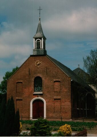 De in 1841 gebouwde kerk, gewijd aan Sint Willibrordus, voor de restauratie die begon in 1986 en afgerond werd in december 1999